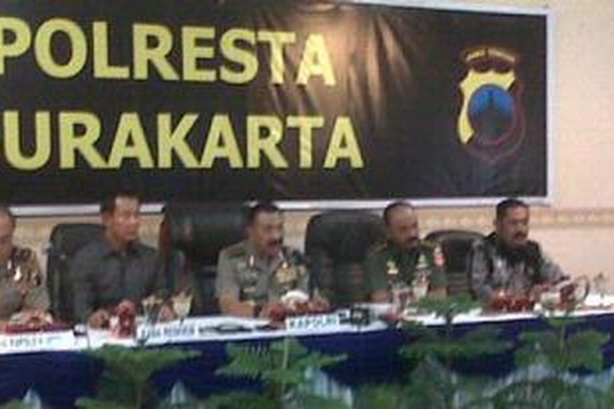 Kapolri menggelar jumpa pers terkait teror Solo.