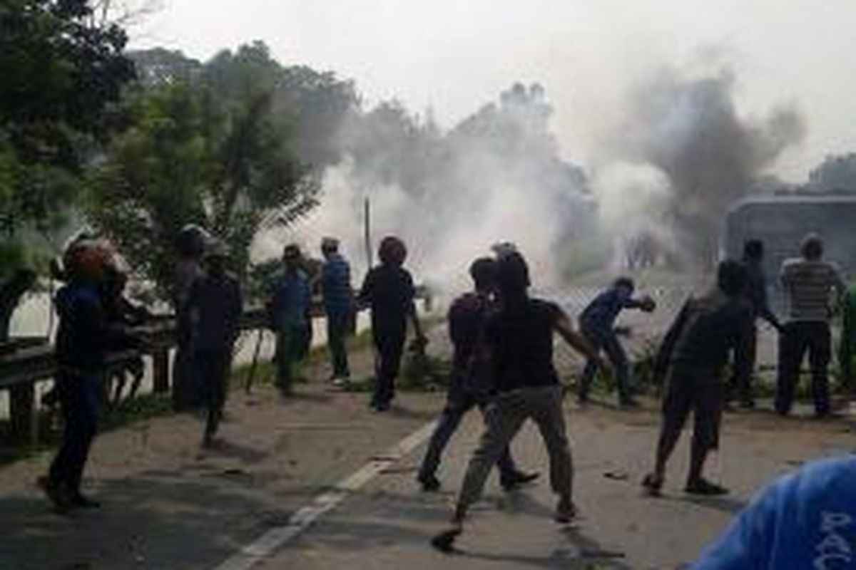 Warga blokade jalan tol di KM 44 Cikampek, Jawa Barat, Kamis (11/7/2013).