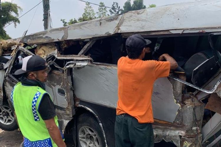 Kondisi mobil elf yang ditumpangi puluhan santri asal Tangerang, Banten yang mengalami laka tunggal di jalur Puncak, Cianjur, Selasa (24/10/2023). Dalam kecelakaan itu, empat orang meninggal dunia dan belasan lainnya luka-luka.