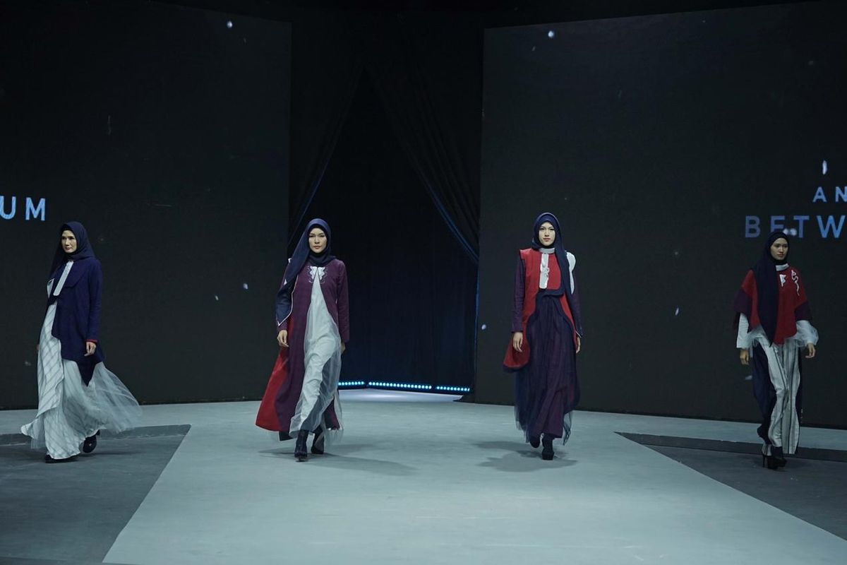 Para model sedang memperagakan busana muslim berbahan rayon yang ramah lingkungan di Muslim Fashion Festival 2020.