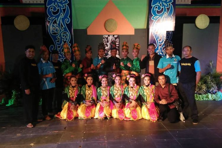 Hasanuddin, 43 Tahun Menjaga Warisan Budaya dan Jejak Tari Sumbawa