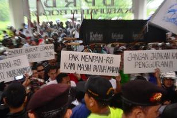 Ratusan karyawan hotel se-Kabupaten Bogor berdemo di depan Gedung DPRD Kabupaten Bogor. Mereka menutut agar pemerintah pusat mencabut kebijakan soal larangan rapat di hotel, Senin (09/02/2015). K97-14