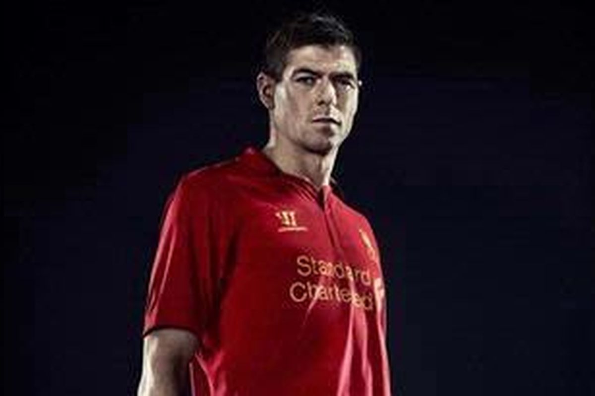 Steven Gerrard, kapten Liverpool dengan kostum baru untuk musim 2012/13.