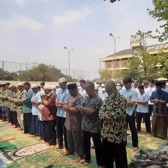 Pondok Pesantren Islam Al Mukmin Ngruki Sukoharjo, Jawa Tengah, menggelar Shalat Istisqa di lapangan ponpes setempat, Kamis (12/10/2023) siang.