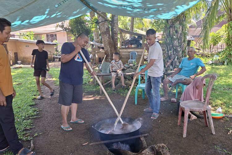 9 Jam Perjuangan Mengaduk Gelamai, Juadah Lebaran Tradisi Warga Bengkulu
