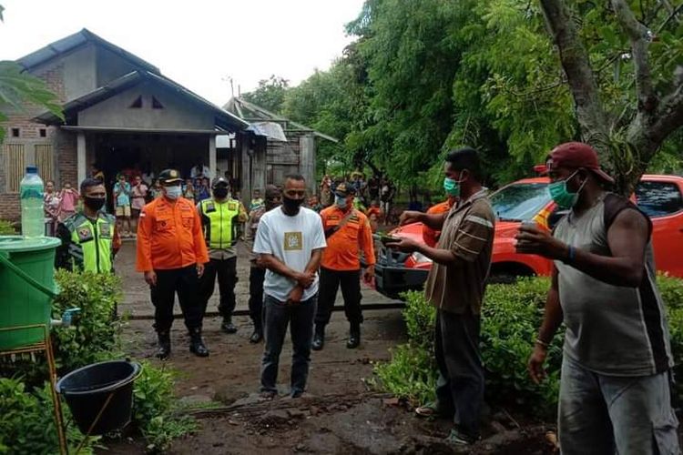 Saat Kepala Basarnas Maumere, I Putu Sudayana mengantar Antonius ke rumahnya di Desa Owa, Kecamatan Wulanggitang, Kabupaten Flores Timur, Senin (4/1/2021). 