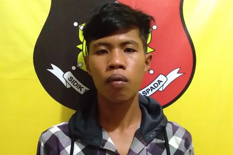Torik (20) salah satu pelaku pembunuhan Maar (19) ketika berada di Polres Musirawas, Sumatera Selatan. Pelaku membunuh korban lantaran kesal ditantang berkelahi.