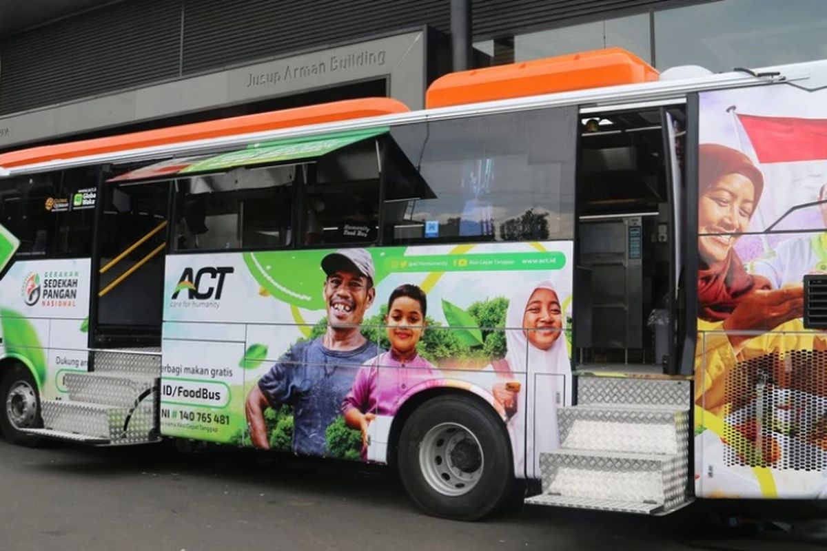 Unit food bus hasil kolaborasi lembaga kemanusiaan ACT dengan karoseri Laksana