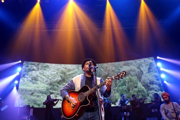 Penyanyi Glenn Fredly bernyanyi saat konser Musika Foresta di Balai Sarbini, Jakarta, Sabtu (13/5/2017). Konser Musika Foresta ini bertujuan mengenalkan dan mendekatkan generasi muda kepada hutan-hutan di Indonesia melalui lagu dan kolaborasi para musisi Tanah Air.