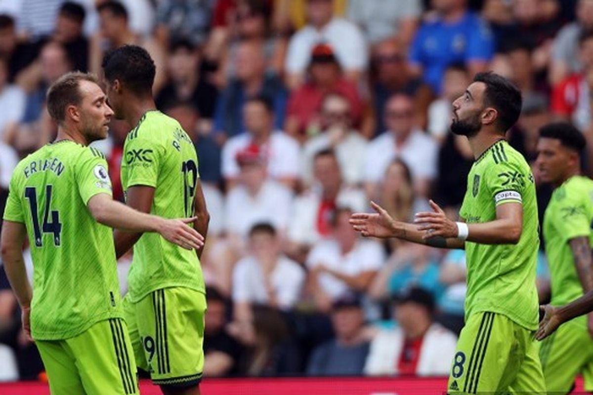 Selebrasi gelandang Manchester United Bruno Fernandes (C) seusai mencetak gol dalam pertandingan Liga Inggris antara Southampton vs Manchester United St Mary's Stadium, Southampton, Sabtu (27/8/2022). Tengah pekan ini, Manchester United akan menghadapi tuan rumah Leicester City untuk melakoni laga pekan kelima Liga Inggris 2022-2023. Laga Leicester vs Man United dijadwalkan berlangsung di Stadion King Power, Jumat (2/9/2022) dini hari WIB.