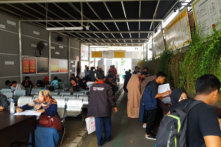 Layanan pembuatan surat keterangan catatan kepolisian (SKCK) di Polres Metro Bekasi Kota terpantau normal, menyusul insiden ledakan bom di Mapolrestabes Medan, Sumatera Utara, Rabu (13/11/2019).