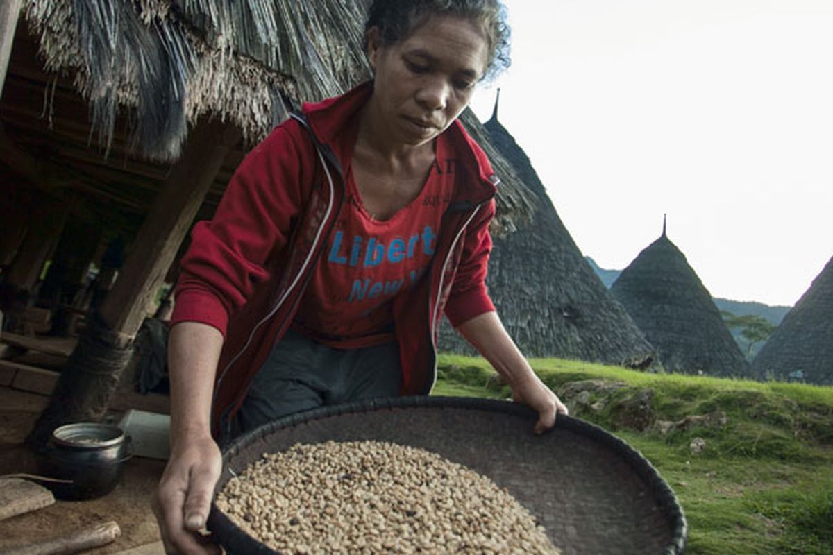 Desa Adat Wae Rebo di Kabupaten Manggarai, Pulau Flores, Nusa Tenggara Timur. Untuk mencapai desa itu tidak mudah, wisatawan harus mendaki sejauh 7 km selama kurang lebih 4 jam.
