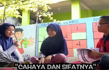 Tangkapan layar program Belajar dari Rumah TVRI 12 Mei 2020 kelas 4-6 SD, X-Sains: Bunyi dan Cahaya. Salah satu materinya adalah Cahaya dan Sifatnya.