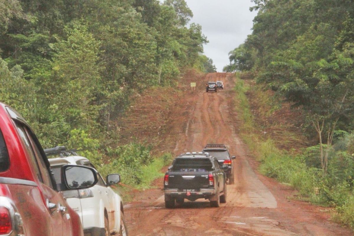 Kondisi jalan perbatasan Papua yang masih rusak, Jumat (16/3/2018).