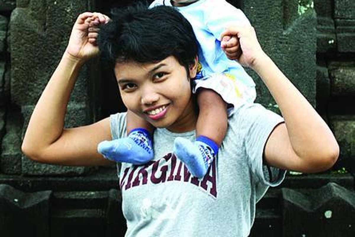 Shanti (30) pernah merasa tak berdaya sebagai ibu.