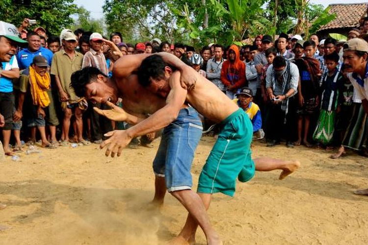 Warga dari berbagai kecamatan di Pamekasan, menggelar tradisi Okol sambil menunggu musim hujan tiba.