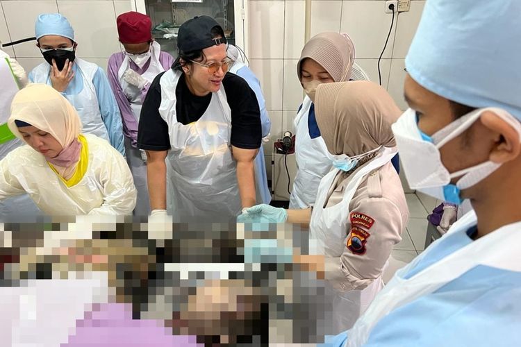 Tim Laboratorium Forensik Polda Jawa Tengah (Jateng) di RS Moewardi, Kota Solo, Jateng, pada Senin (22/5/2023), sedang melakukan autopsi potongan tubuh hanyut di anak sungai Bengawan Solo.