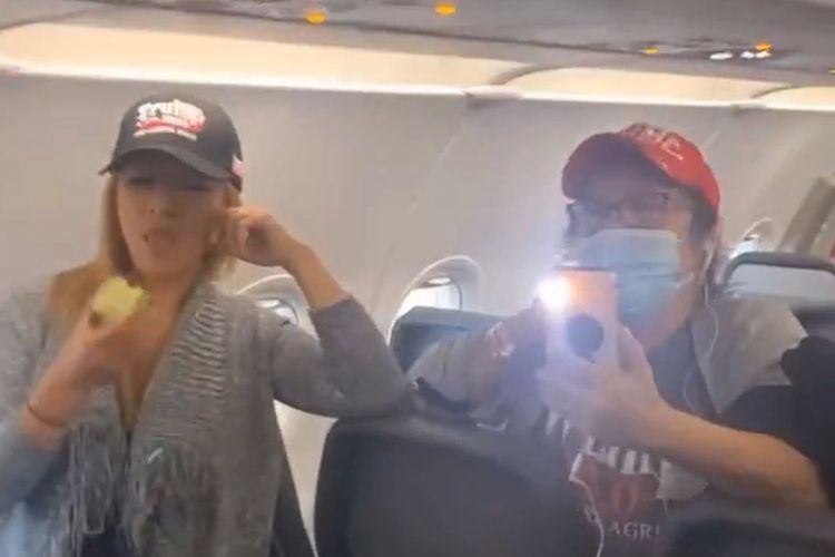 Dalam video yang dibagikan di TikTok oleh Alex Barkley, para wanita itu berada dalam penerbangan Frontier Airlines dari Seattle ke Denver bulan lalu.