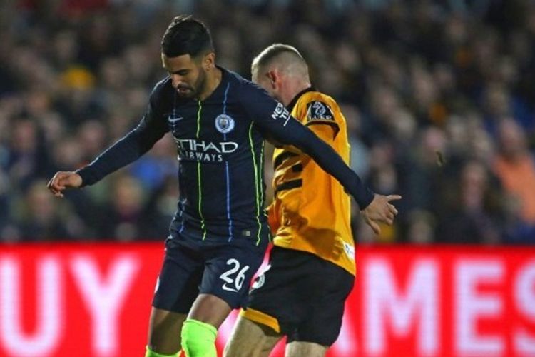 Dan Butler menjaga Riyad Mahrez pada pertandingan Newport County vs Manchester City di Rodney Parade dalam babak 16 besar Piala FA, 16 Februari 2019. 