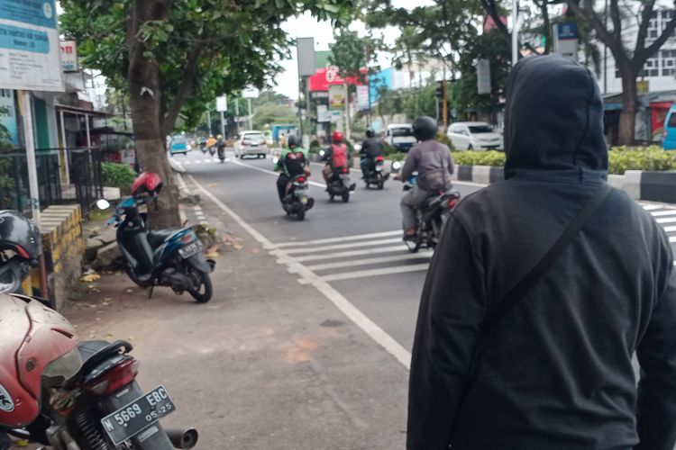 Kondisi tempat kejadian perkara penembakan oleh orang tak dikenal di Jalan Ahmad Yani, Kota Malang, Jawa Timur pada Senin (21/2/2022). 