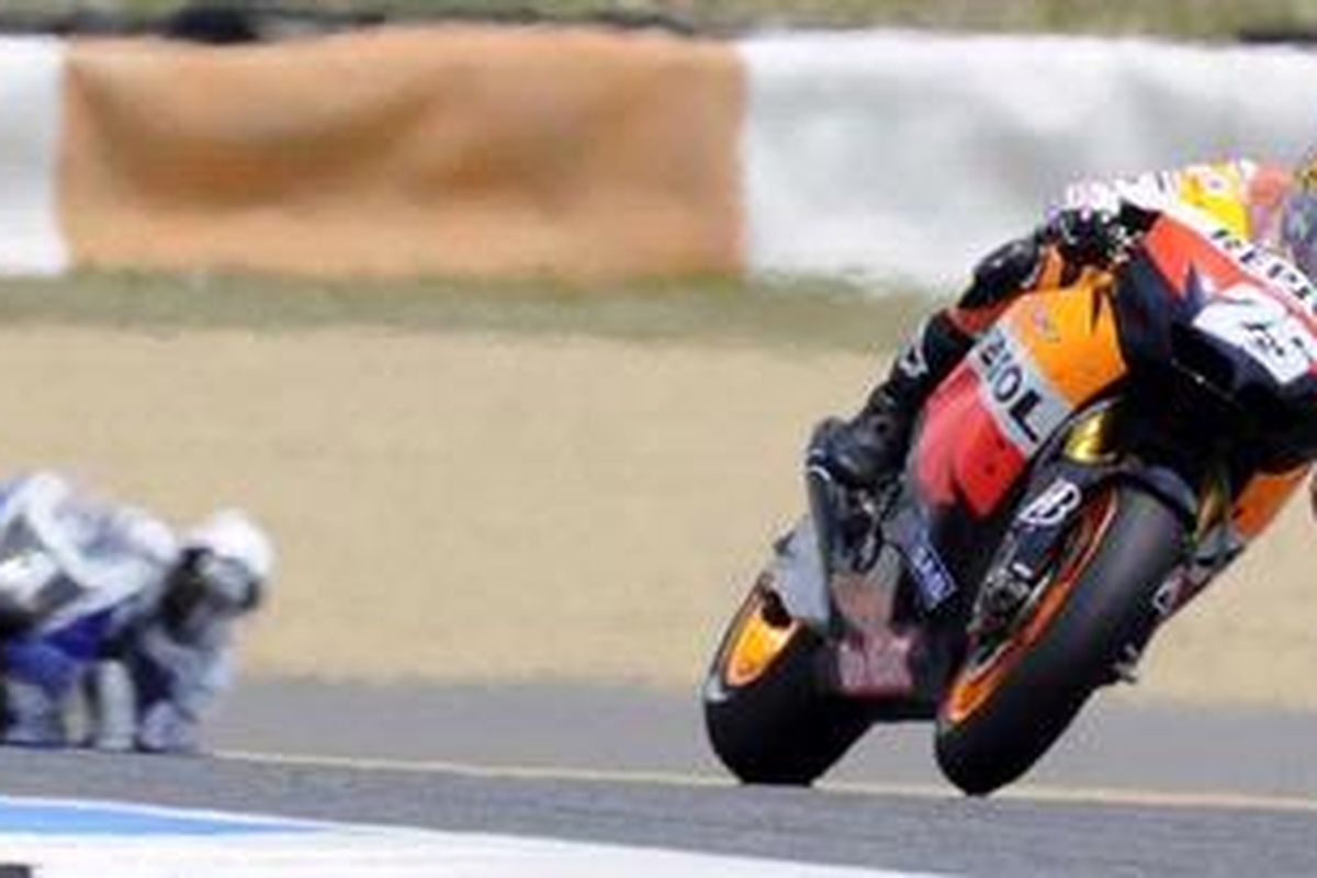 Pebalap Repsol Honda, Dani Pedrosa (kanan), mengalahkan pebalap Yamaha, Jorge Lorenzo (kiri) pada GP Portugal di Sirkuit Estoril, Minggu (1/5/11).