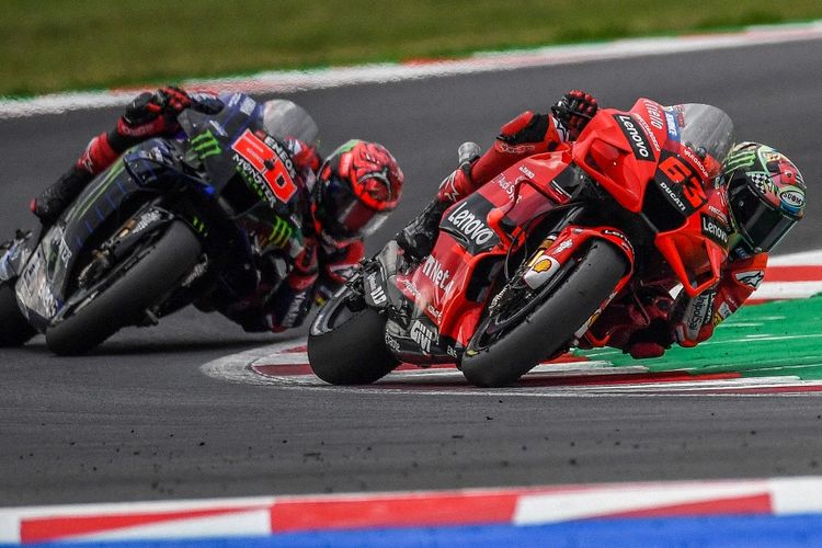 Fabio Quartararo (Monster Energy Yamaha) bersaing dengan Francesco Bagnaia (Ducati) pada MotoGP San Marino, 19 September 2021.