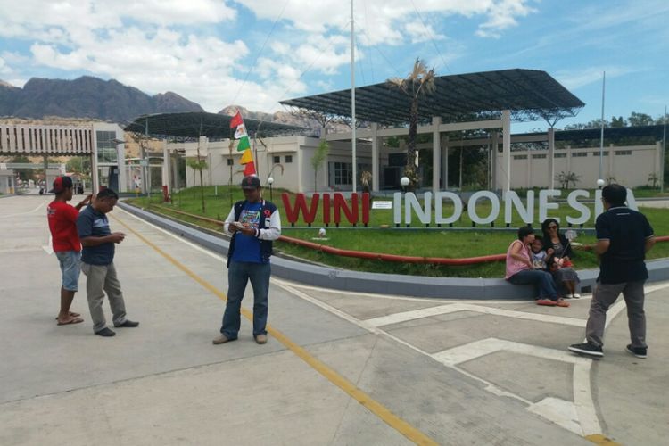 Para wisatawan domestik, sedang berfoto di halaman Pos Lintas Batas Negara di Wini, Kecamatan Insana Utara, Kabupaten Timor Tengah Utara (TTU), Nusa Tenggara Timur (NTT), Minggu (6/8/2017).