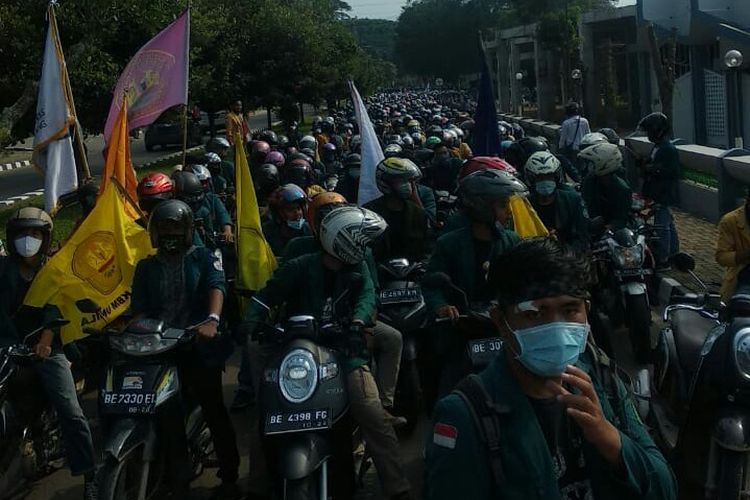 Konvoi mahasiswa sepanjang 2 KM mendatangi gedung DPRD Lampung