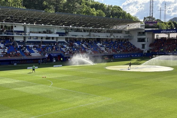 Rumput Stadion Ipurua disiram sebelum laga LaLiga Hypermotion antara Eibar vs Mirandes pada Sabtu 3 Mei 2025.