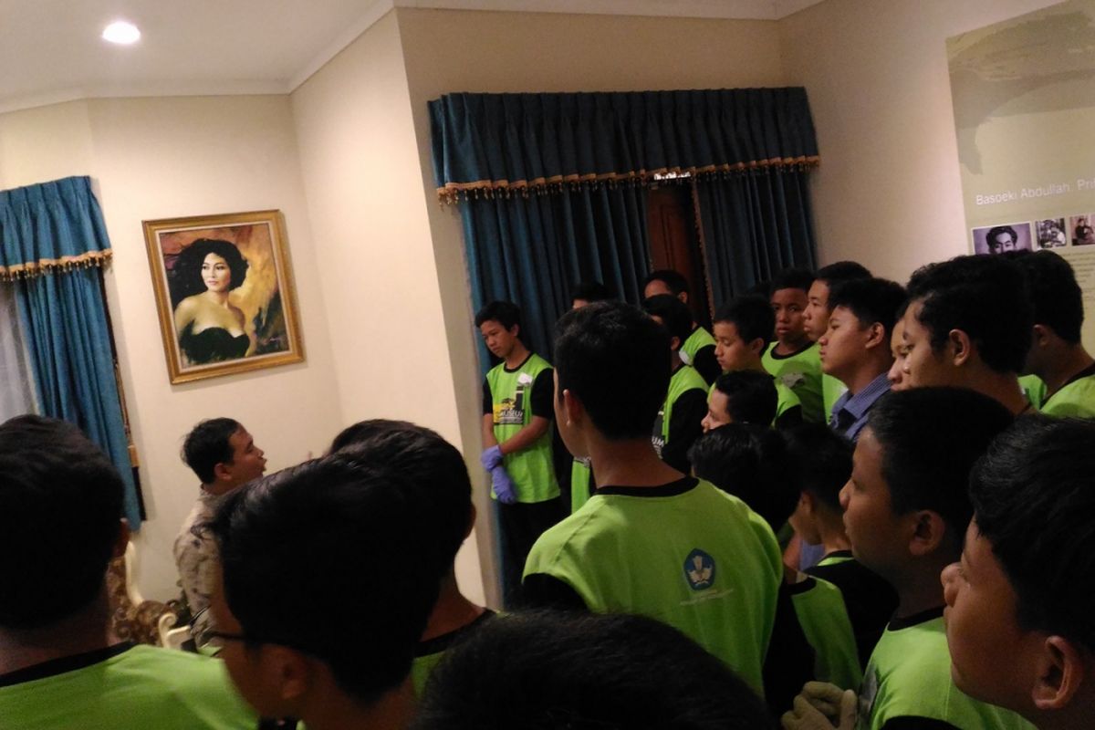 Jonatan (berkemeja biru), siswa SMP Negeri 3 Jakarta Selatan mengikuti kegiatan Semalam di Museum yang berlangsung di Museum Basoeki Abdullah, Jumat (26/1/2018) malam.