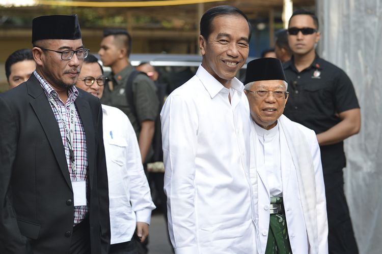 Pasangan Calon Presiden dan Calon Wakil Presiden nomor urut 01 Joko Widodo (kedua kiri) dan K.H. Maruf Amin (kanan) disambut Komisioner KPU Hasyim Asyari (kiri) tiba di kantor KPU, Jakarta, Minggu (30/6/2019). 
