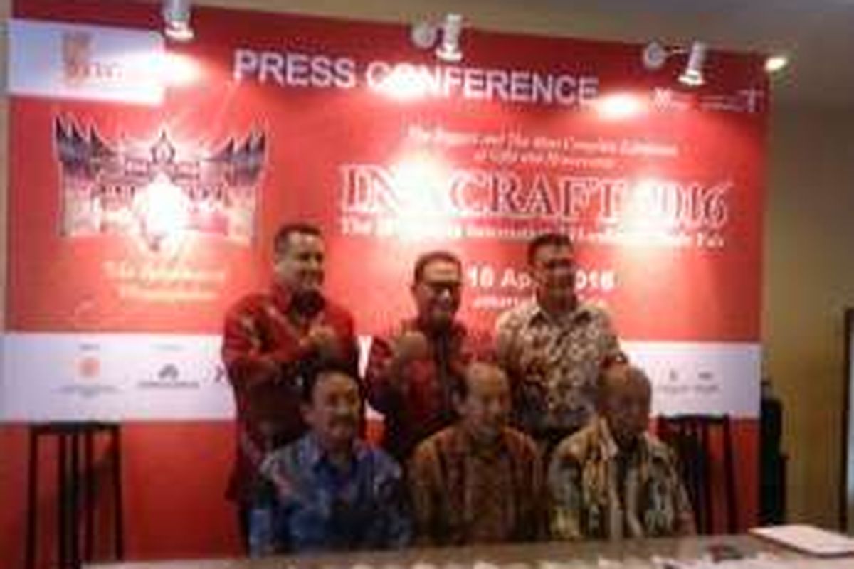 Jajaran penyelenggara INACRAFT dari PT Mediatama Binakreasi, Asosiasi Eksportir dan Produsen Kerajinan Indonesia (ASEPHI), dan MEA Center