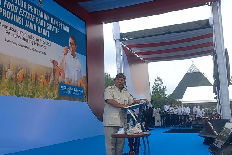 Menhan Prabowo Subianto berpidato di hadapan 60.000 peserta program Pembinaan Penyuluh Pertanian dan Petani serta Food Estate Partisipatif Jawa Barat di kawasan Pusat Pemerintahan Sumedang, Kamis (30/1/2024) siang. KOMPAS.com/AAM AMINULLAH