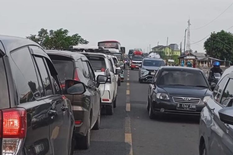 Kemacetan panjang kendaraan mewarnai arus mudik di ruas Jalan Pejagan Brebes- Prupuk Tegal, Jawa Tengah H-2 Lebaran, Senin (8/4/2024).