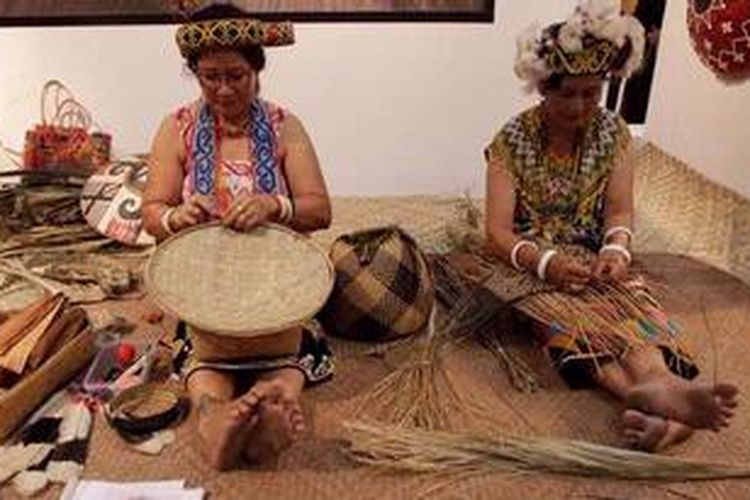 ILUSTRASI - Perempuan dayak menganyam tikar dan membuat cahung dalam pagelaran seni dan budaya bertema Seni Anyam: Adi Kriya Kalimantan di Bentara Budaya Jakarta, Rabu (27/3/2013). Dalam pameran yang akan berlangsung hingga 7 April ini dipamerkan berbagai kerajinan anyaman dari rotan dan daun pandan hutan, seperti keranjang dan tikar. 