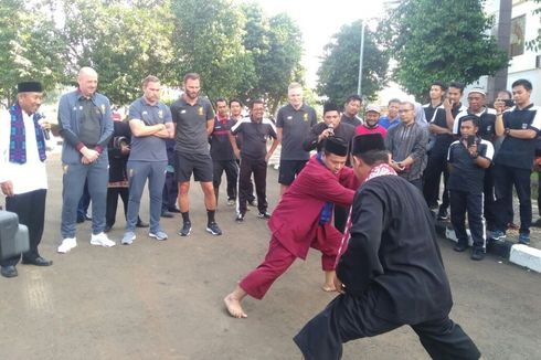 Tradisi Palang Pintu Sambut 3 Legenda Liverpool di Setu Babakan