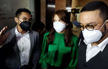 Artis peran Tamara Bleszynski (tengah) dan kuasa hukumnya, Djohansyah, saat dktemui di Bareskrim Polri, Jakarta Selatan, Selasa (12/10/2021). 