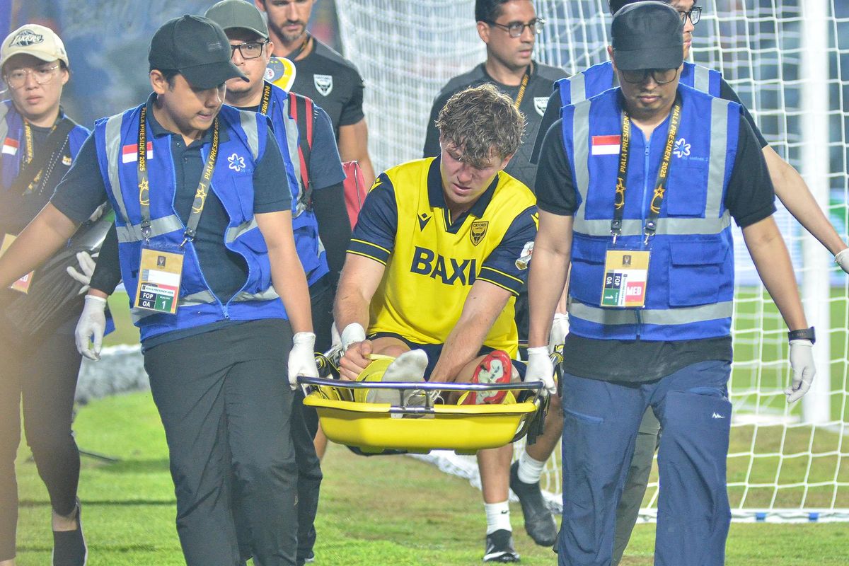 Tekel keras nan telat penyerang Arema FC, Paulinho Moccelin, membuat striker Timnas Indonesia Ole Romeny harus keluar lapangan pada menit ke-16 laga kontra Oxford United. Pertandingan Grup A Piala Presiden 2025 Arema FC Vs Oxford United bergulir di Stadion Si Jalak Harupat, Soreang, Kabupaten Bandung pada Kamis (10/7/2025).