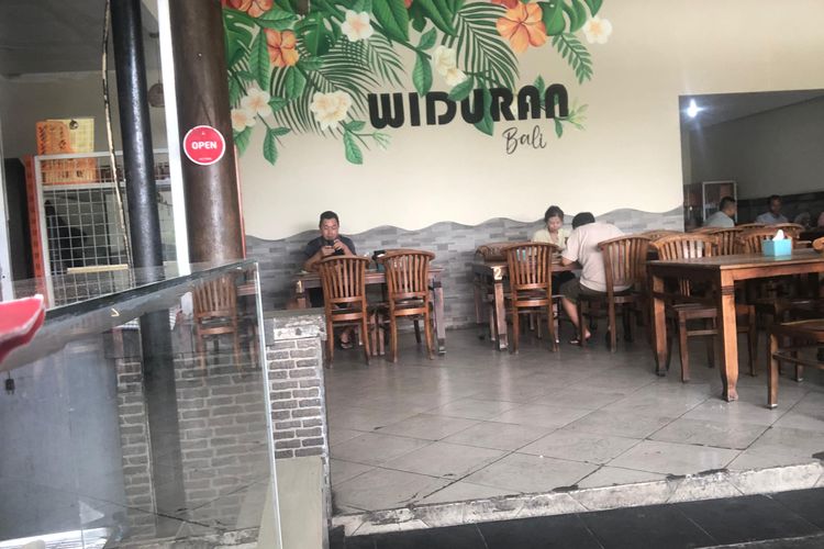 Suasana warung Ayam Goreng Widuran di Denpasar, Selasa (27/5/2025).