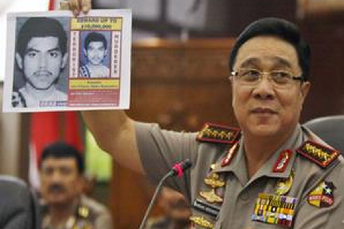 Kapolri, Jenderal Pol Bambang Hendarso Danuri menunjukkan foto gembong teroris, Dulmatin alias Amar Usman alias Muktamar alias Djoko Pitono di Mabes Polri, Jakarta Selatan, Rabu (10/3/2010). Dulmatin bersama dua pengawalnya Ridwan dan Hasan Nour tewas saat penyergapan Densus 88 di Pamulang beberapa waktu lalu. KOMPAS IMAGES/DHONI SETIAWAN