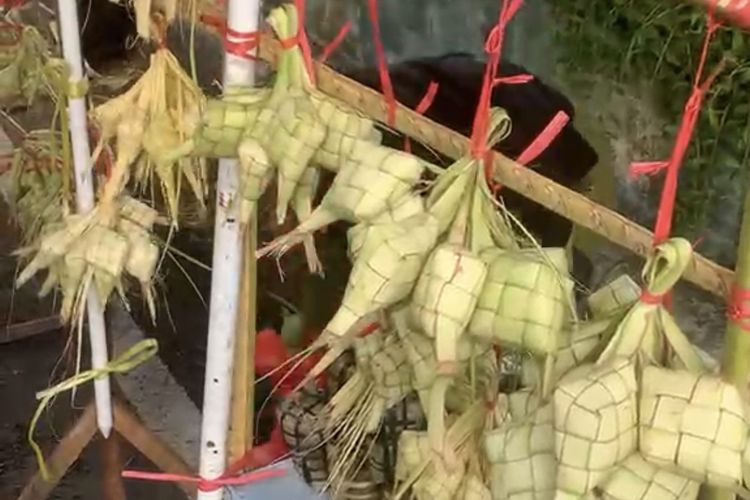 Jelang Idul Adha, Penjual Ketupat di Pontianak Menjerit: Omzet Anjlok, Dagangan Banyak Terbuang