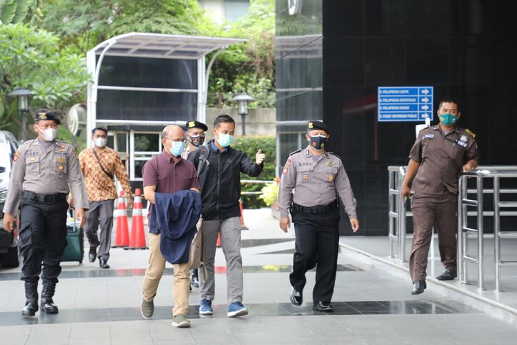 Tersangka hasil pengembangan perkara yang menjerat mantan Direktur Pemeriksaan dan Penagihan pada Direktorat Jenderal Pajak tahun 2016-2019 Angin Prayitno Aji tiba di Gedung Komisi Pemberantasan Korupsi (KPK) Jakarta, Kamis (11/11/2021) 