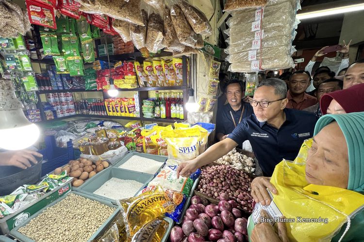 Menteri Perdagangan Zulkifli Hasan saat meninjau harga dan pasokan bahan pokok di Pasar Wonokromo, Surabaya, Jawa Timur (Jatim), Jumat (7/4/2023).