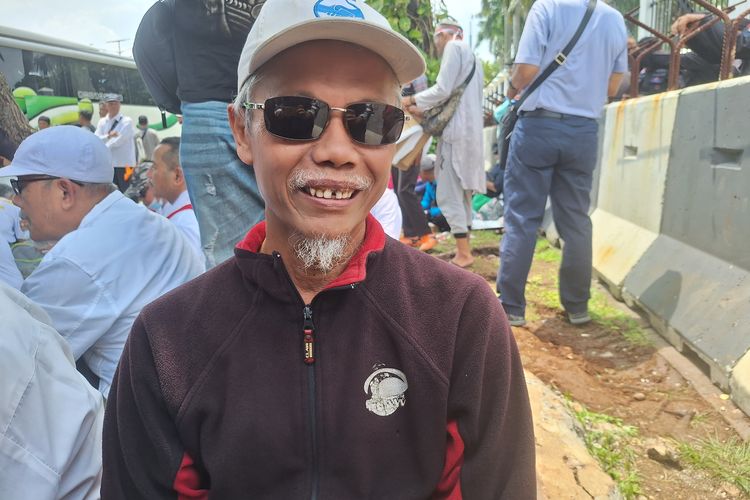 Mudjahir (67) ikut demo untuk dorong pemakzulan Jokowi, di depan Gedung MPR/DPR RI, Jakarta, Jumat (1/3/2024).