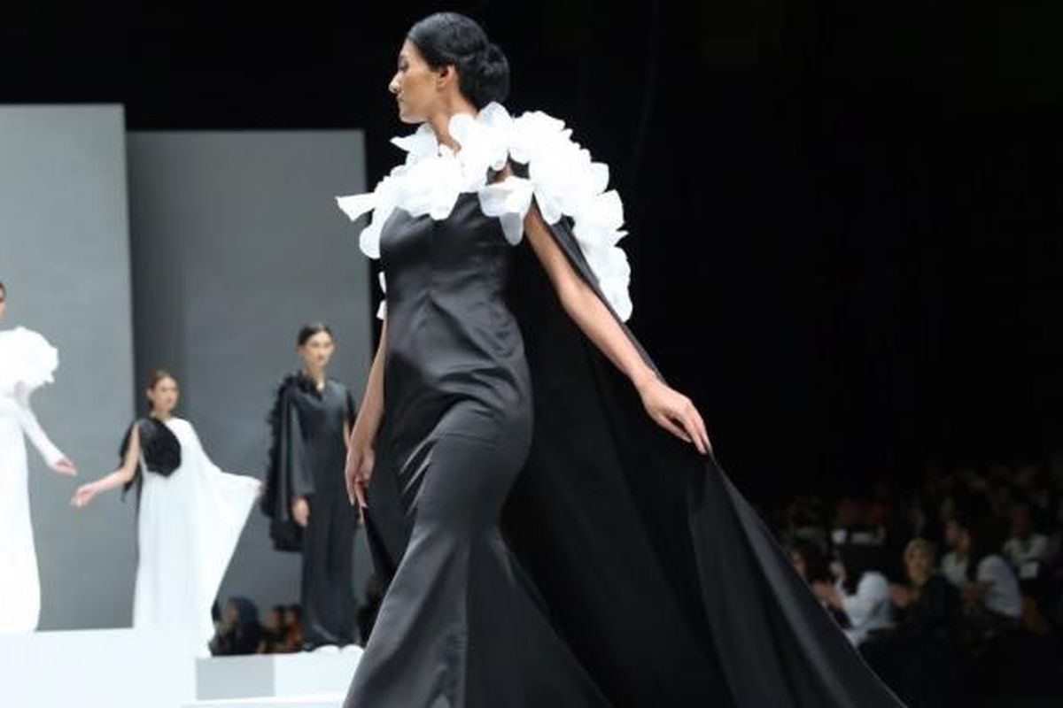 Koleksi Busana Barli Asmara dengan tema Black and White Orchid Fervor dalam ajang Indonesia Fashion Week (IFW) 2017, di Jakarta, Sabtu (4/2/2017).