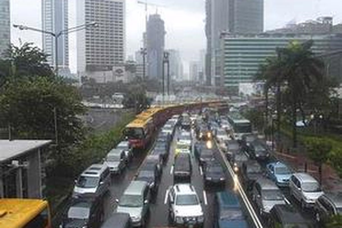 Kemacetan terjadi di Bundaran Hotel Indonesia, Jalan MH. Thamrin, Jakrta Pusat, akibat terjadi genangan air setinggi pinggang orang dewasa di depan Pusat Perbelanjaan Sarinah, Jakarta Pusat, Jumat (1/2). 