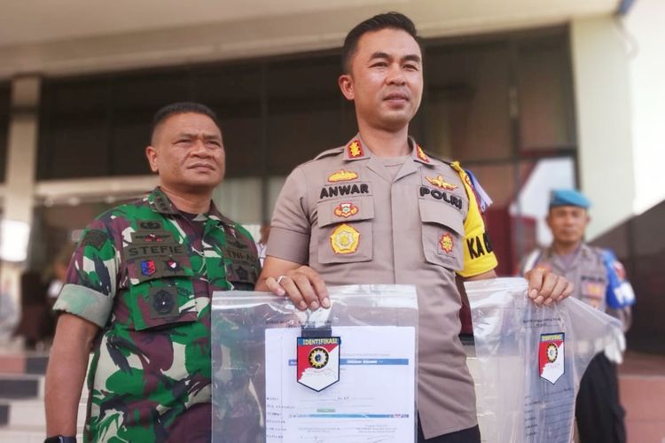 Kapolresta Pontianak Kombes Pol Anwar Nasir menunjukkan barang bukti perkara ujaran kebencian dalam konferensi pers yang digelar di Hotel Kapuas Palace Pontianak, Kalimantan Barat, Minggu (5/5/2019).