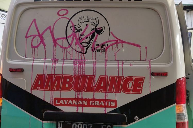 Aksi vandalisme menyasar satu mobil ambulans milik relawan medis Readily Just Target (RJT) Kota Malang yang terparkir di Jalan Semanggi Timur, Kecamatan Lowokwaru, Kota Malang, Jawa Timur.  
