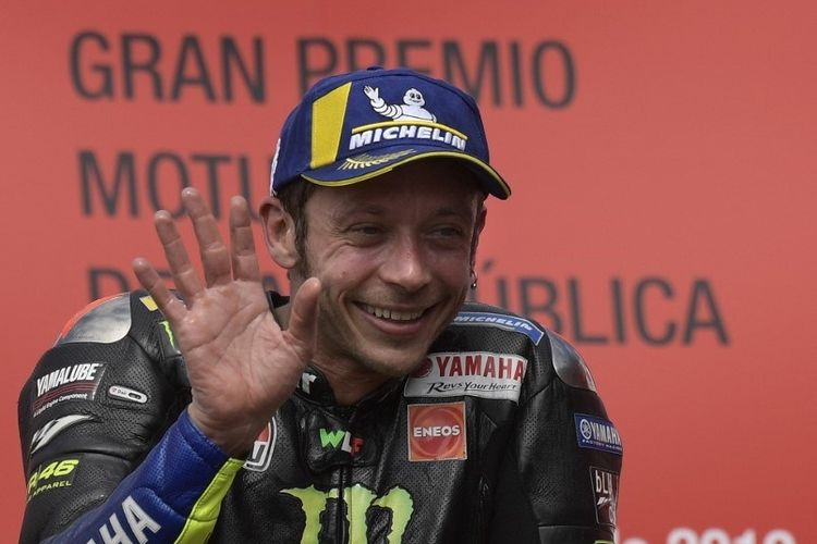 Pebalap Yamaha, Valentino Rossi, seusai naik podium pada MotoGP Argentina, 31 Maret 2019. 