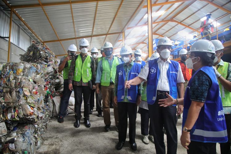 Menteri Koordinator Bidang Kemaritiman dan Investasi Luhut B. Pandjaitan saat melakukan kunjungan kerja di TPST Samtaku, Jimbaran, Kabupaten Badung, Bali, Jumat (10/9/2021).